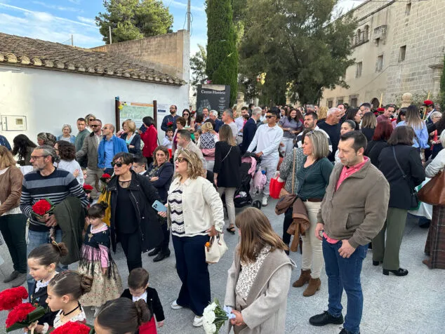 Benissa cubre con un espectacular manto de flores a su patrona la Puríssima Xiqueta 31 ofrenda a la purissima xiqueta de benissa en fiestas 2026 27