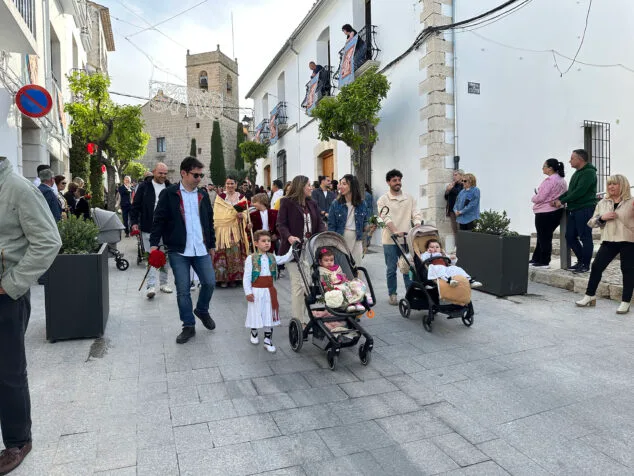 Benissa cubre con un espectacular manto de flores a su patrona la Puríssima Xiqueta 36 ofrenda a la purissima xiqueta de benissa en fiestas 2026 32