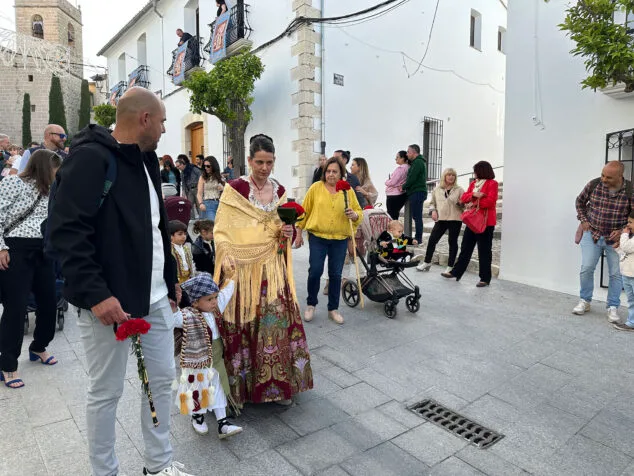 Benissa cubre con un espectacular manto de flores a su patrona la Puríssima Xiqueta 37 ofrenda a la purissima xiqueta de benissa en fiestas 2026 33