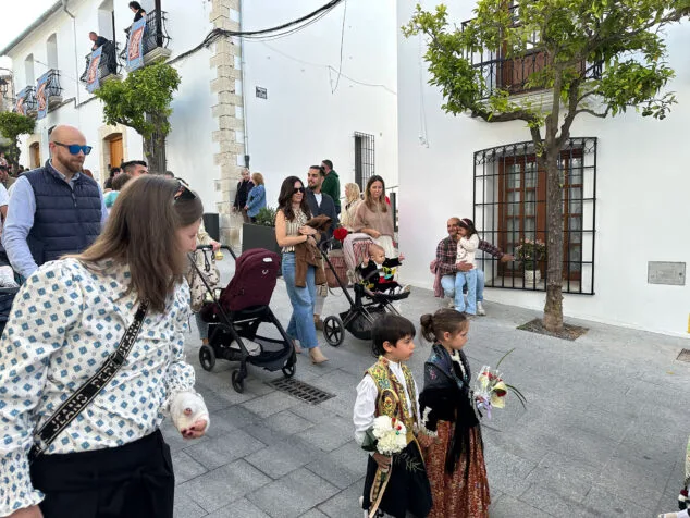 Benissa cubre con un espectacular manto de flores a su patrona la Puríssima Xiqueta 38 ofrenda a la purissima xiqueta de benissa en fiestas 2026 34
