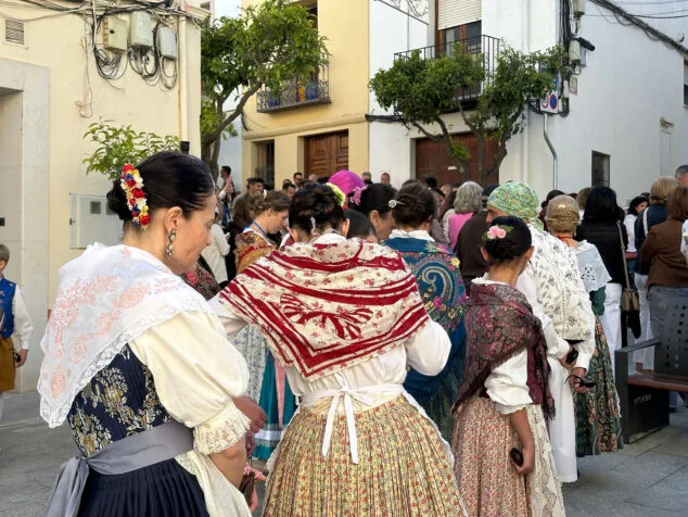 Benissa cubre con un espectacular manto de flores a su patrona la Puríssima Xiqueta 53 ofrenda a la purissima xiqueta de benissa en fiestas 2026 49