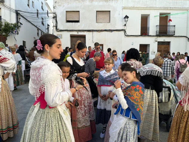 Benissa cubre con un espectacular manto de flores a su patrona la Puríssima Xiqueta 54 ofrenda a la purissima xiqueta de benissa en fiestas 2026 50