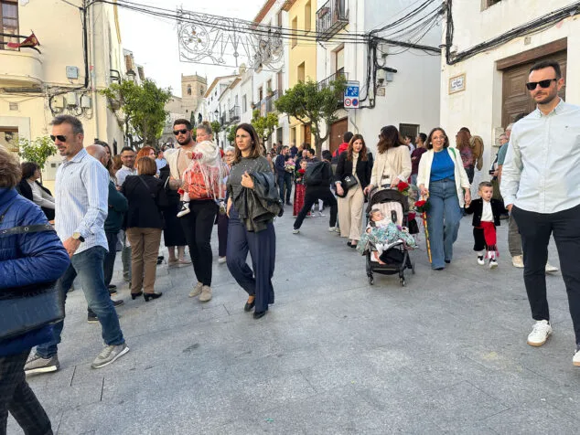 Benissa cubre con un espectacular manto de flores a su patrona la Puríssima Xiqueta 57 ofrenda a la purissima xiqueta de benissa en fiestas 2026 53