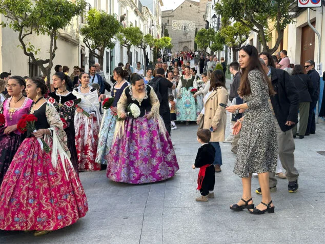 Benissa cubre con un espectacular manto de flores a su patrona la Puríssima Xiqueta 61 ofrenda a la purissima xiqueta de benissa en fiestas 2026 57