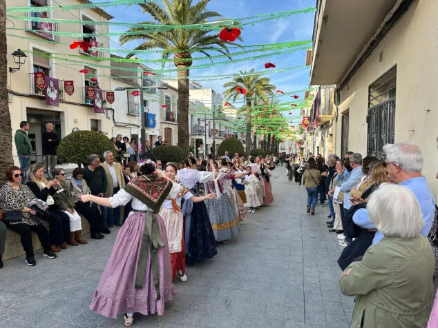 Benissa cubre con un espectacular manto de flores a su patrona la Puríssima Xiqueta 65 ofrenda a la purissima xiqueta de benissa en fiestas 2026 61