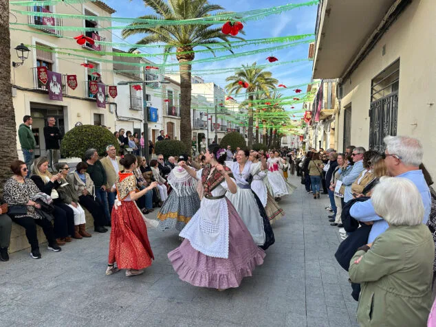 Benissa cubre con un espectacular manto de flores a su patrona la Puríssima Xiqueta 66 ofrenda a la purissima xiqueta de benissa en fiestas 2026 62