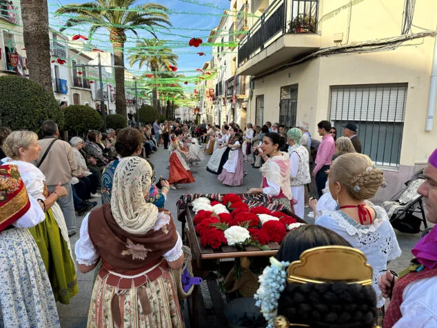 Benissa cubre con un espectacular manto de flores a su patrona la Puríssima Xiqueta 67 ofrenda a la purissima xiqueta de benissa en fiestas 2026 63