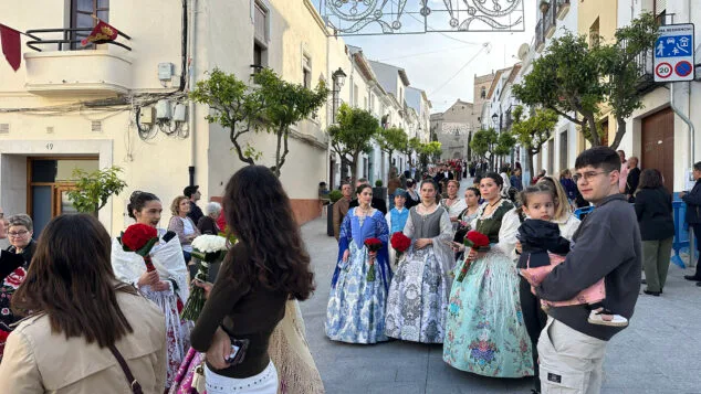 Benissa cubre con un espectacular manto de flores a su patrona la Puríssima Xiqueta 70 ofrenda a la purissima xiqueta de benissa en fiestas 2026 66