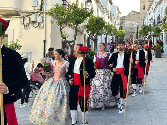 Benissa cubre con un espectacular manto de flores a su patrona la Puríssima Xiqueta 78 ofrenda a la purissima xiqueta de benissa en fiestas 2026 74