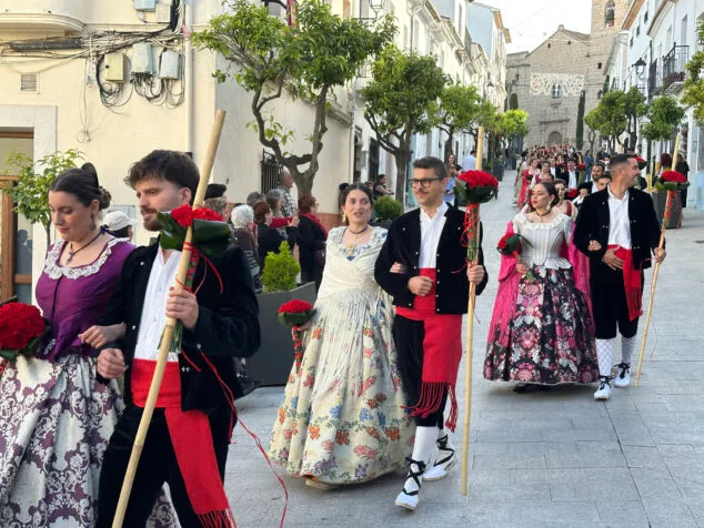 Benissa cubre con un espectacular manto de flores a su patrona la Puríssima Xiqueta 79 ofrenda a la purissima xiqueta de benissa en fiestas 2026 75
