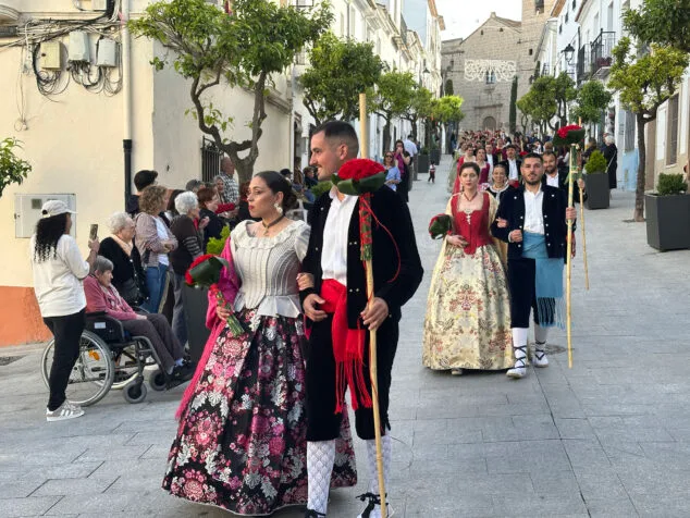 Benissa cubre con un espectacular manto de flores a su patrona la Puríssima Xiqueta 80 ofrenda a la purissima xiqueta de benissa en fiestas 2026 76