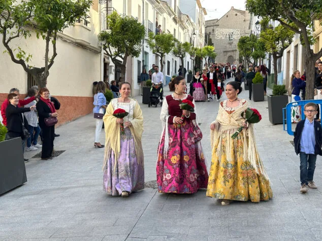 Benissa cubre con un espectacular manto de flores a su patrona la Puríssima Xiqueta 83 ofrenda a la purissima xiqueta de benissa en fiestas 2026 79