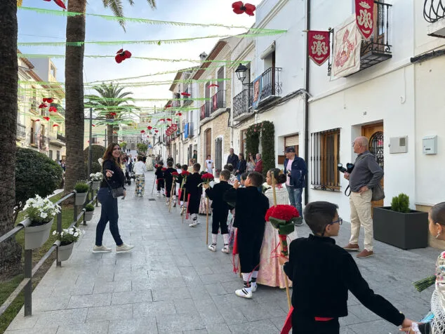 Benissa cubre con un espectacular manto de flores a su patrona la Puríssima Xiqueta 86 ofrenda a la purissima xiqueta de benissa en fiestas 2026 82