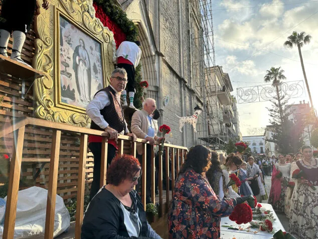 Benissa cubre con un espectacular manto de flores a su patrona la Puríssima Xiqueta 93 ofrenda a la purissima xiqueta de benissa en fiestas 2026 89