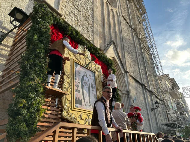 Benissa cubre con un espectacular manto de flores a su patrona la Puríssima Xiqueta 95 ofrenda a la purissima xiqueta de benissa en fiestas 2026 91