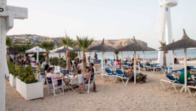 olvidate de madrid y descubre donde se toman los mejores cocteles frente al mar