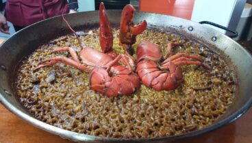 Paella con bogavante cocinada a fuego lento frente al mar en Las Rotas