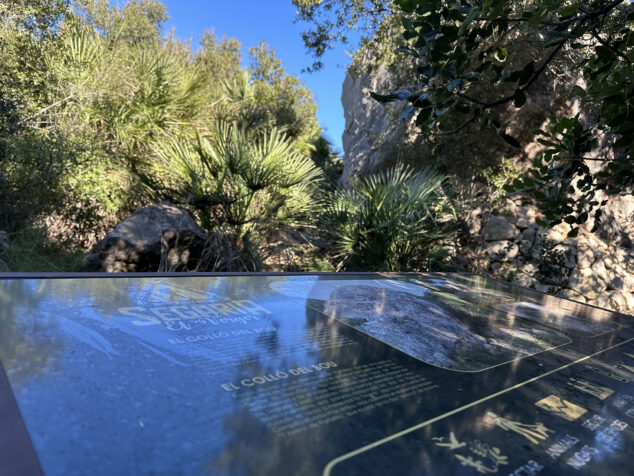 panel informativo junto al collo del bou en el barranc de portelles del verger