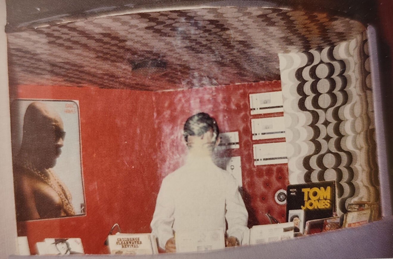 'Paquitus en la cabina' de Sala Montgó de Xàbia - Imagen del libro '150 anys de música i ball a la Marina Alta'