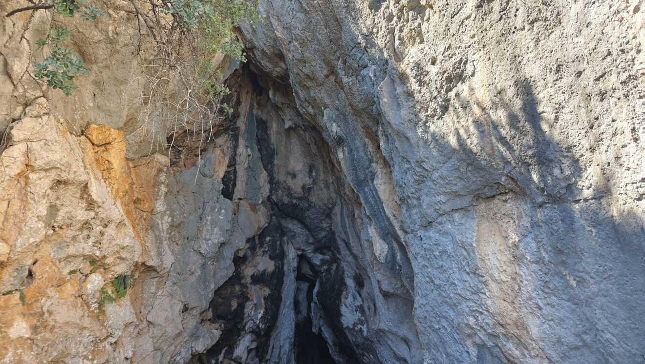 Parte superior de la entrada a la Cova Bolumini