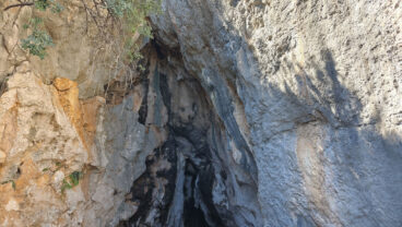 Parte superior de la entrada a la Cova Bolumini