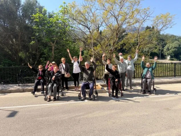 L'Atzúbia y Forna se unen a «Camina», el programa que combina actividad física y socialización 1 Imagen: Grupo de personas mayores y adultos saludando, algunos sentados en andadores, al aire libre durante la actividad saludable "Camina".