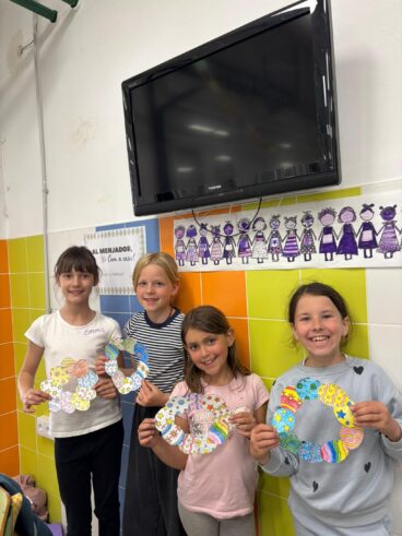 Niñas en los talleres de primavera de Pedreguer