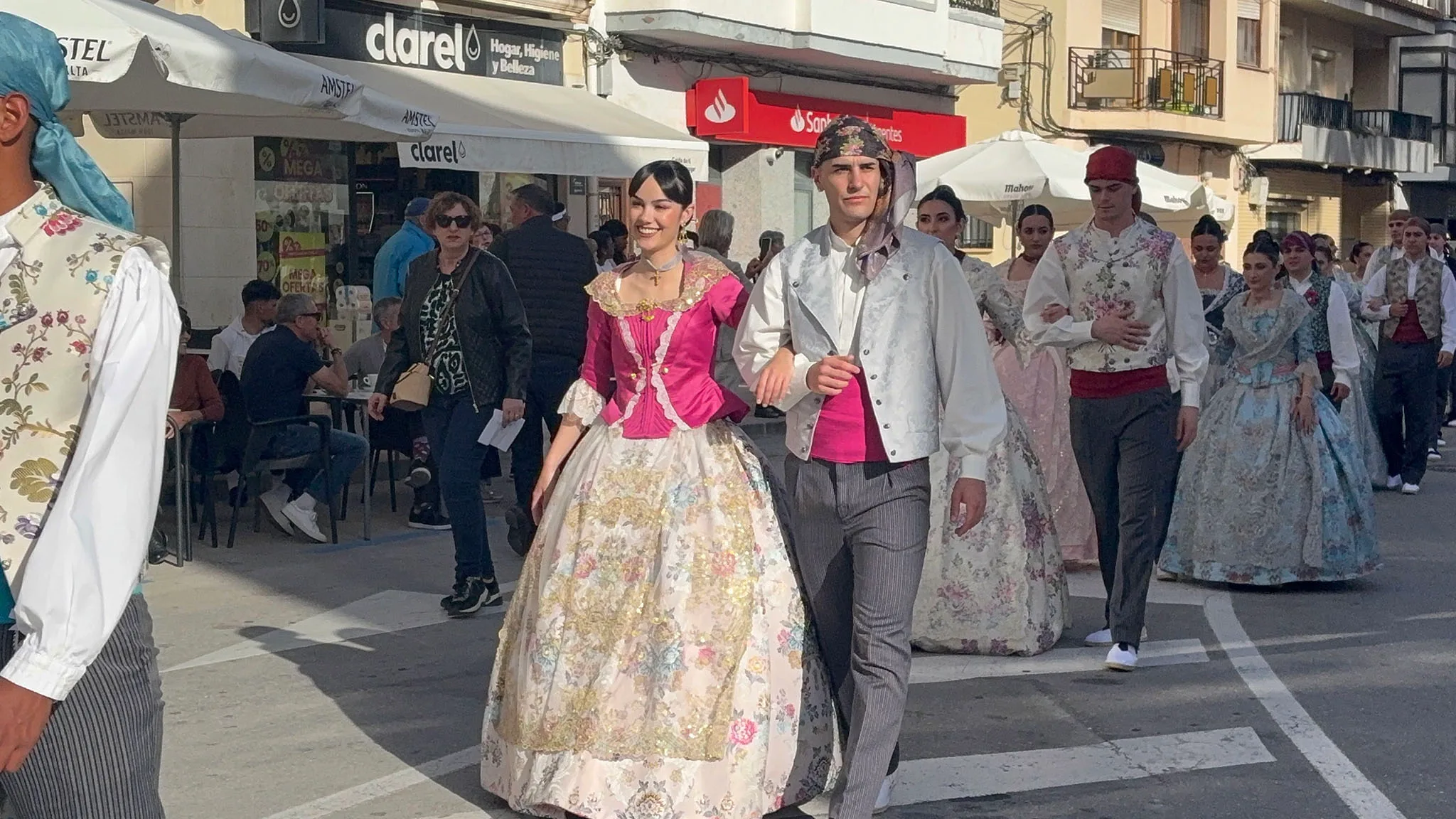 pasacalle de festeros y festeras el jueves 9 de abril en las fiestas patronales de teulada 2026 en honor a sant vicent ferrer
