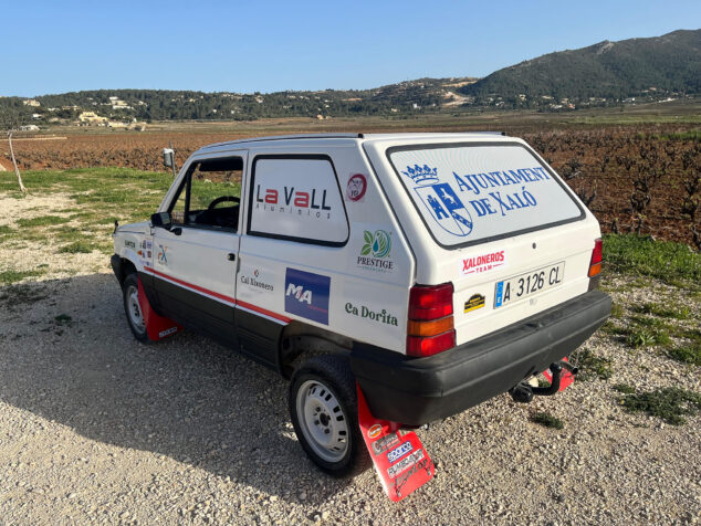 Imagen: Patrocinios sobre el el Seat Marbella de Marc y David