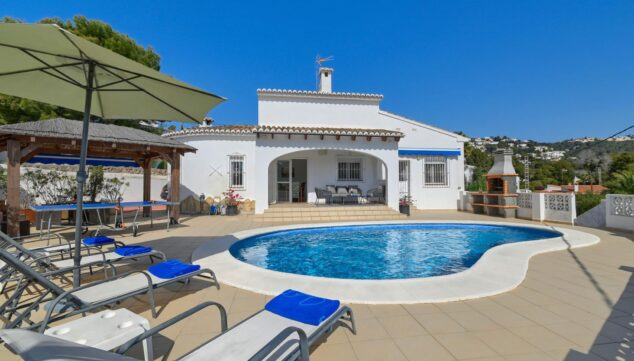 Casa Charlotte: una villa moderna cerca del mar en Benissa 1 Imagen: Piscina privada en forma de riñón rodeada de solárium en Benissa