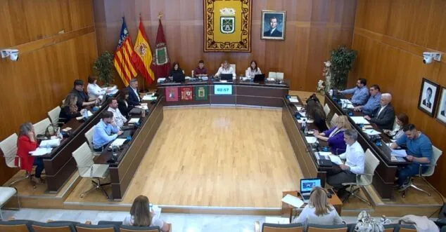 Calp veta la conversión de locales comerciales en viviendas para proteger su tejido económico 1 Imagen: Vista de la sesión del Pleno del Ayuntamiento de Calp celebrada el 14 de abril de 2026