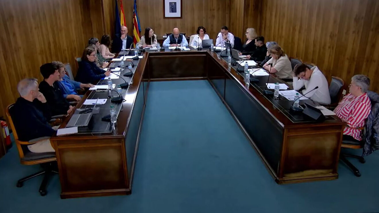 Pleno en el Ayuntamiento de Teulada Moraira en abril 2026