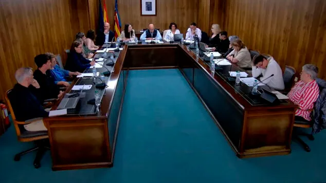 Compromís Teulada i Moraira no logra sacar adelante su plan integral de climatización en colegios 1 Imagen: Pleno en el Ayuntamiento de Teulada Moraira en abril 2026