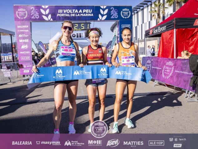 Imagen: Podio femenino de la carrera III Volta a Peu Portal de La Marina con Eri Yonamine en el centro.
