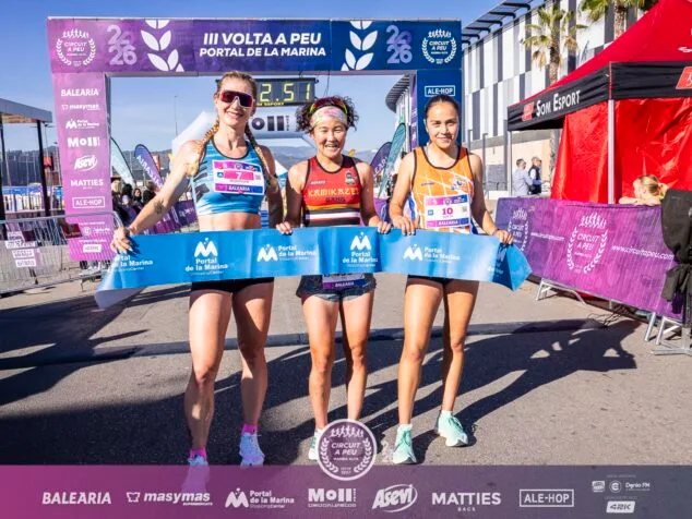 Imagen: Podio femenino de la carrera III Volta a Peu Portal de La Marina con Eri Yonamine en el centro.