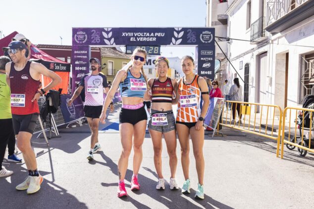 Imagen: Eri Yonamine, Cristina Roselló y Sofía Martínez en el podio femenino de la Volta a Peu El Verger