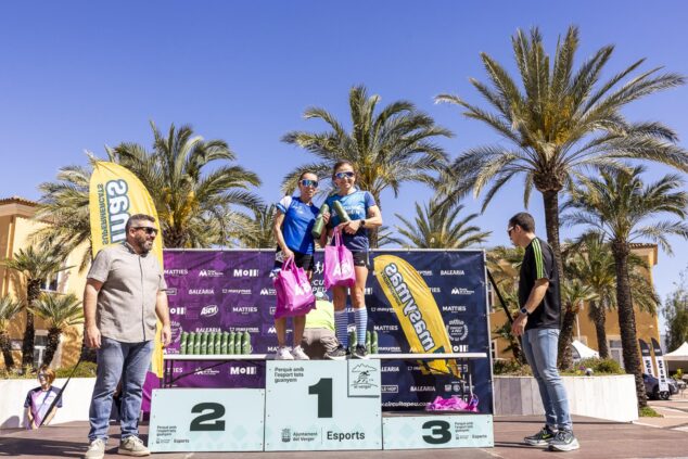 Eri Yonamine y Cristina Roselló posan con sus trofeos en el podio de la XVIII Volta a Peu El Verger.