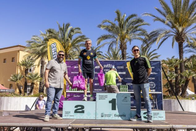 Los corredores José Manuel Barragán, Robert Harrison y Miguel Molines posan en el podio de ganadores de la XVIII Volta a Peu El Verger.