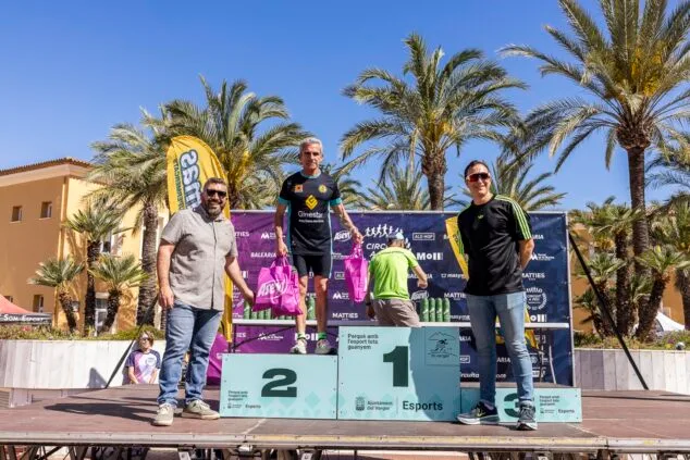 Los corredores José Manuel Barragán, Robert Harrison y Miguel Molines posan en el podio de ganadores de la XVIII Volta a Peu El Verger.