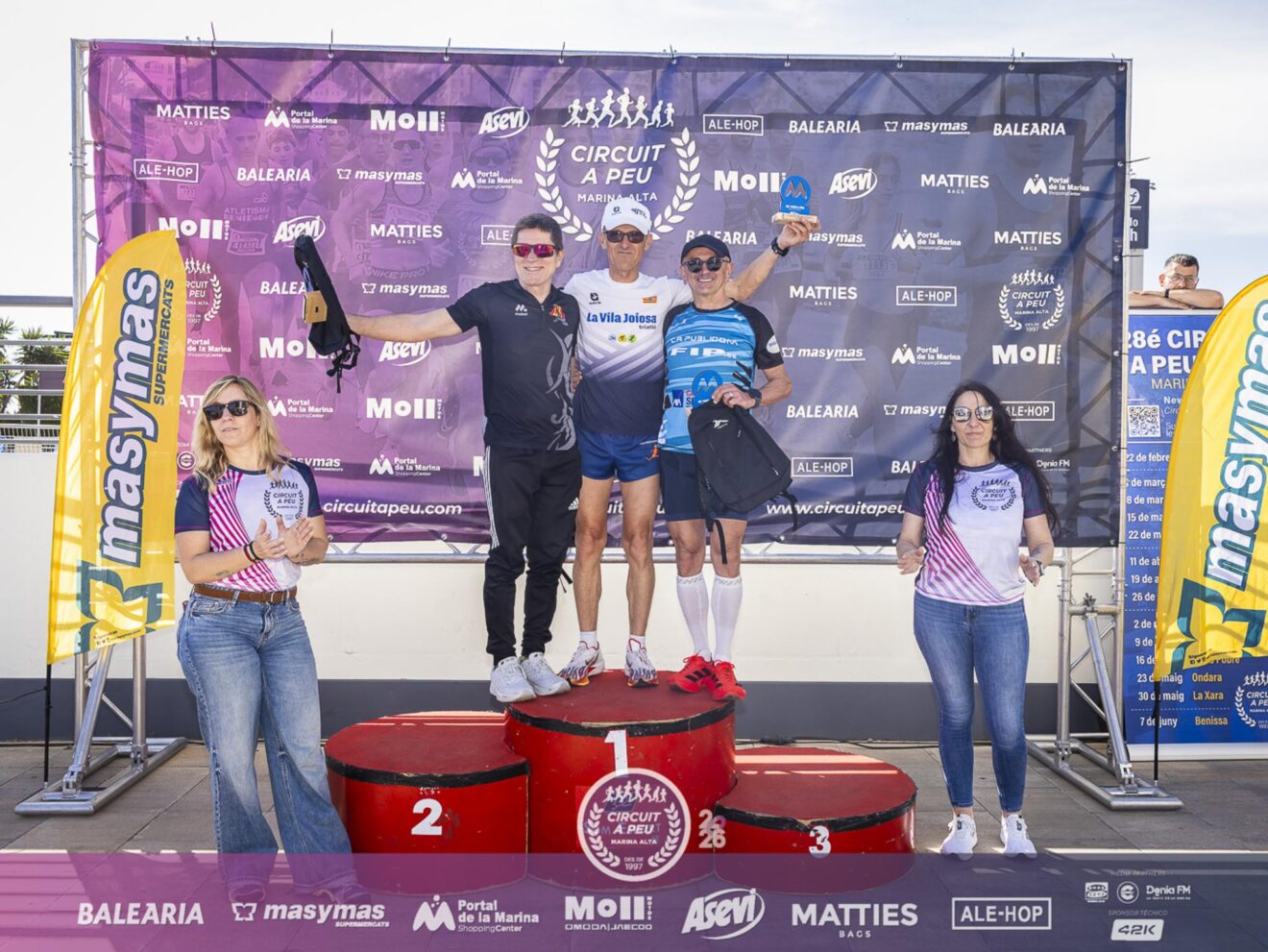 Podio de la categoría Veteranos F con el Premio Asevi