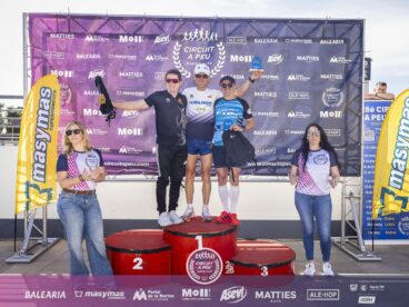 Podio de la categoría Veteranos F con el Premio Asevi