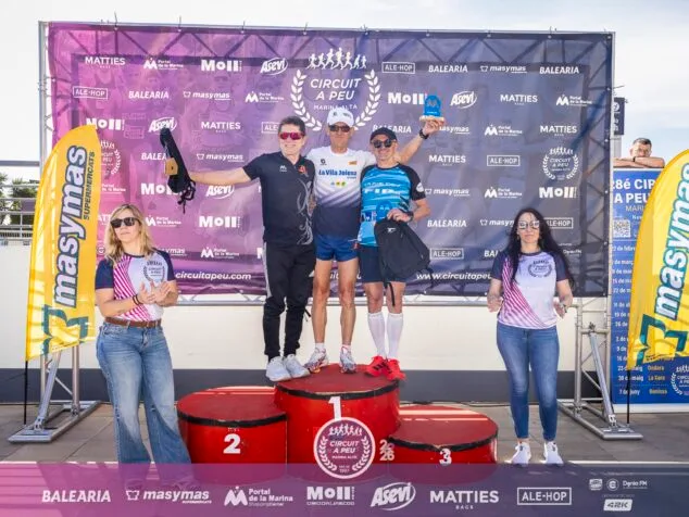 Podio de ganadores de la categoría Veteranos F en la III Volta a Peu Portal de La Marina.