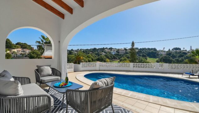 Casa Charlotte: una villa moderna cerca del mar en Benissa 12 porche cubierto junto a la piscina para descansar a la sombra