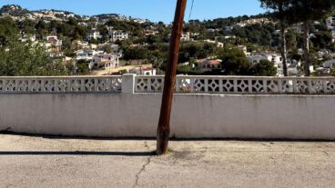 poste electrico inclinado tras un episodio de viento en benissa