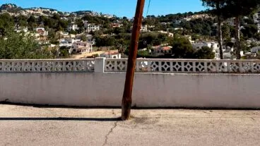 poste electrico inclinado tras un episodio de viento en benissa