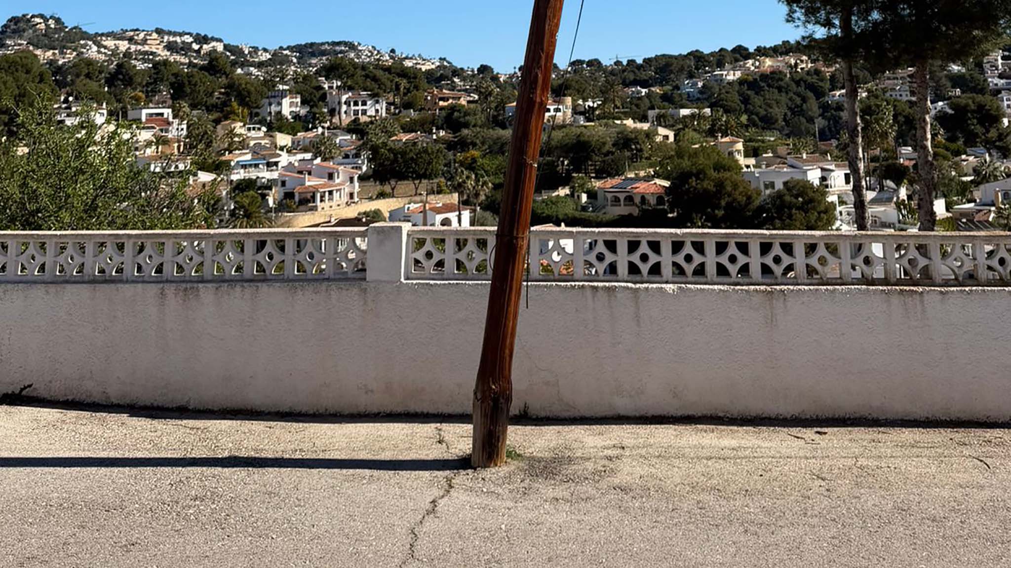 poste electrico inclinado tras un episodio de viento en benissa