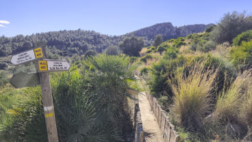 Poste indicativo del PR-CV 415 hacia la Cova de Bolumini en Beniarbeig y del conjunto hidrológico