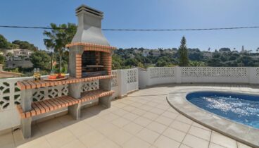 Prepara parrilladas al aire libre en la barbacoa privada de la villa