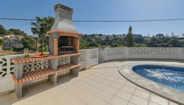 prepara parrilladas al aire libre en la barbacoa privada de la villa