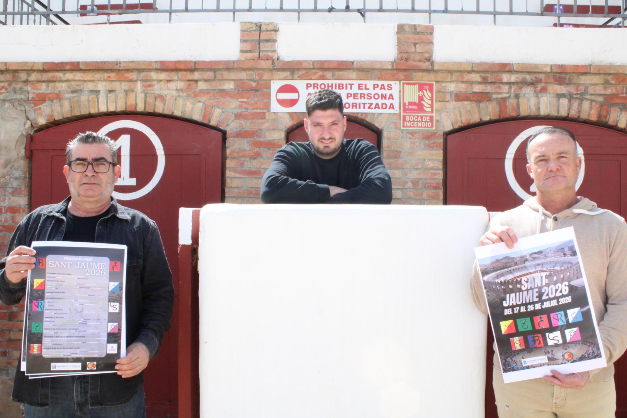 Los responsables municipales y de la comisión de toros posan con los carteles del programa taurino de Sant Jaume 2026.